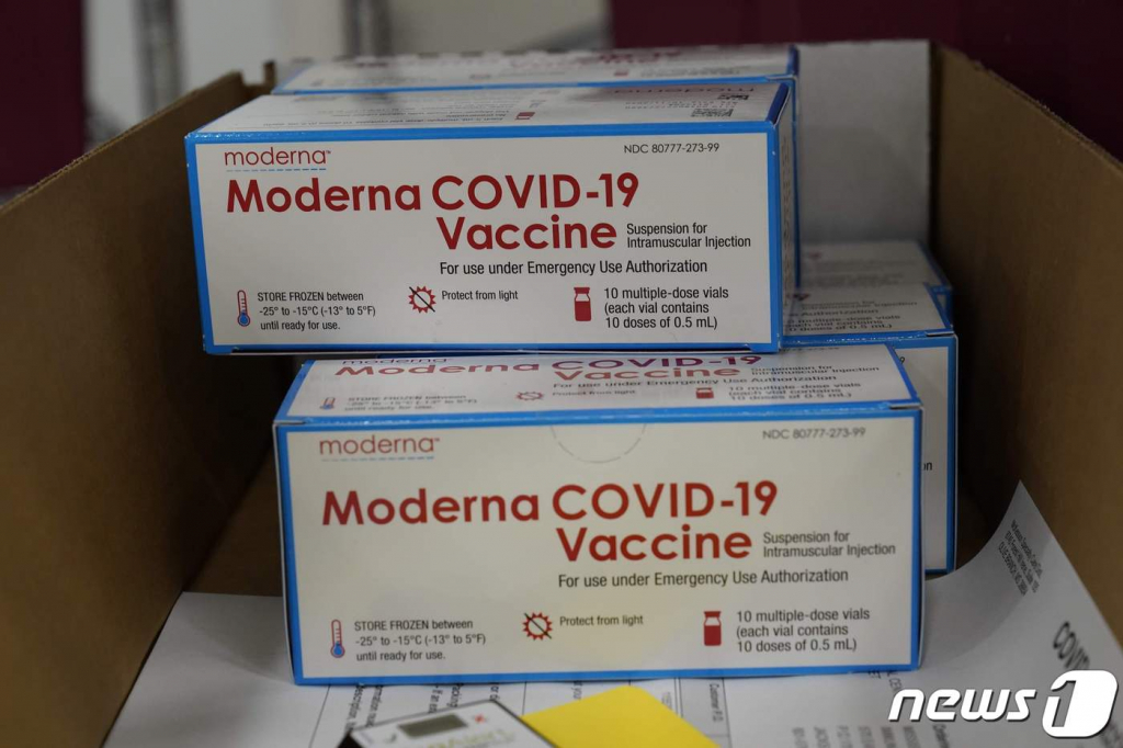 (올리브 브랜치 AFP=뉴스1) 우동명 기자 = 20일(현지시간) 미시시피주 올리브 브랜치에 있는 의약품 유통업체 매케슨에서 근로자들이 모더나의 코로나19 백신 포장작업를 하고 있다. ? AFP=뉴스1