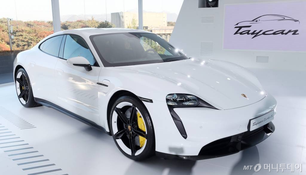 포르쉐코리아가 8일 오전 서울 중구 반얀트리 클럽 앤 스파에서 순수 전기 스포츠카 '타이칸(Taycan) 터보 S'를 국내 최초로 출시해 선보이고 있다. '타이칸'은 기존 전기차의 일반적인 400볼트 대신 800볼트 전압 시스템을 최초 적용해, 도로 위 급속 충전네트워크의 직류(DC) 에너지를 활용해 단 5분 충전으로 최대 100Km까지 주행 가능하며 내년 하반기 국내 출시 예정이다. /사진=김휘선 기자 hwijpg@
