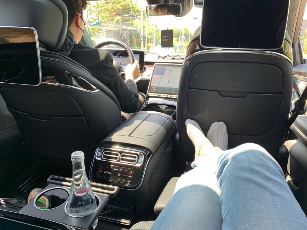  더 뉴 S 580 4MATIC 뒷좌석에서 바라본 내부 모습/사진=이강준 기자