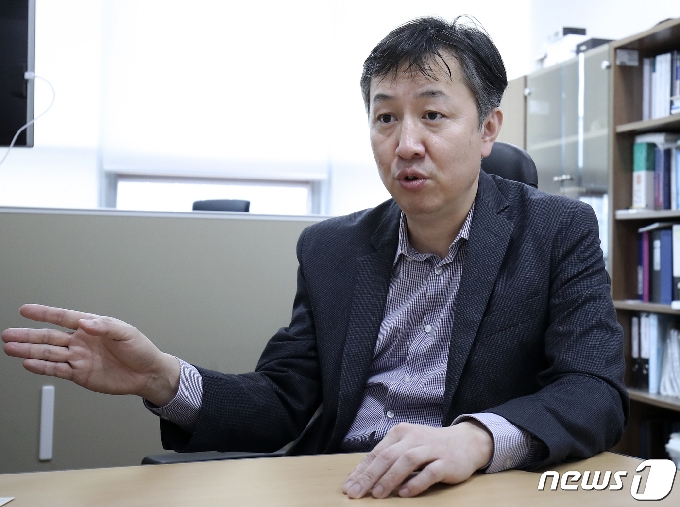 국내 하이퍼 루프(진공자기부상열차) 핵심 연구원인 이재선 UNIST 기계공학과 교수가 7일 모빌리티의 미래와 이슈를 조망하는 '뉴스1 미래포럼 2021'을 앞두고 뉴스1 취재진과 인터뷰를 하고 있다. 2021.5.7 /뉴스1 © News1 윤일지 기자