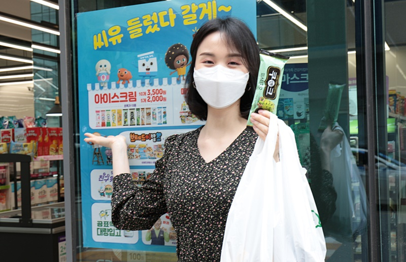 CU모델이 아이스크림 할인 판매를 홍보하고 있다. /사진제공=BGF리테일