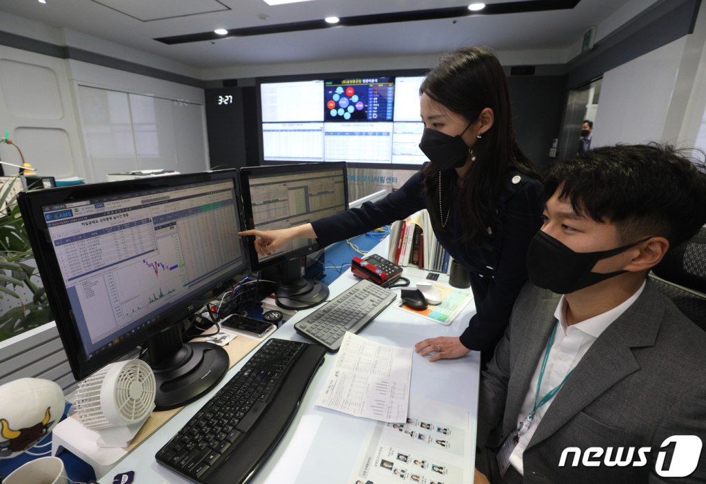 (서울=뉴스1) 신웅수 기자 = 코스피200·코스닥150 등 대형주에 대한 공매도가 재개된 3일 오후 서울 여의도 한국거래소 공매도종합상황실에서 직원들이 공매도 상황을 점검하고 있다.  2021.5.3/뉴스1  