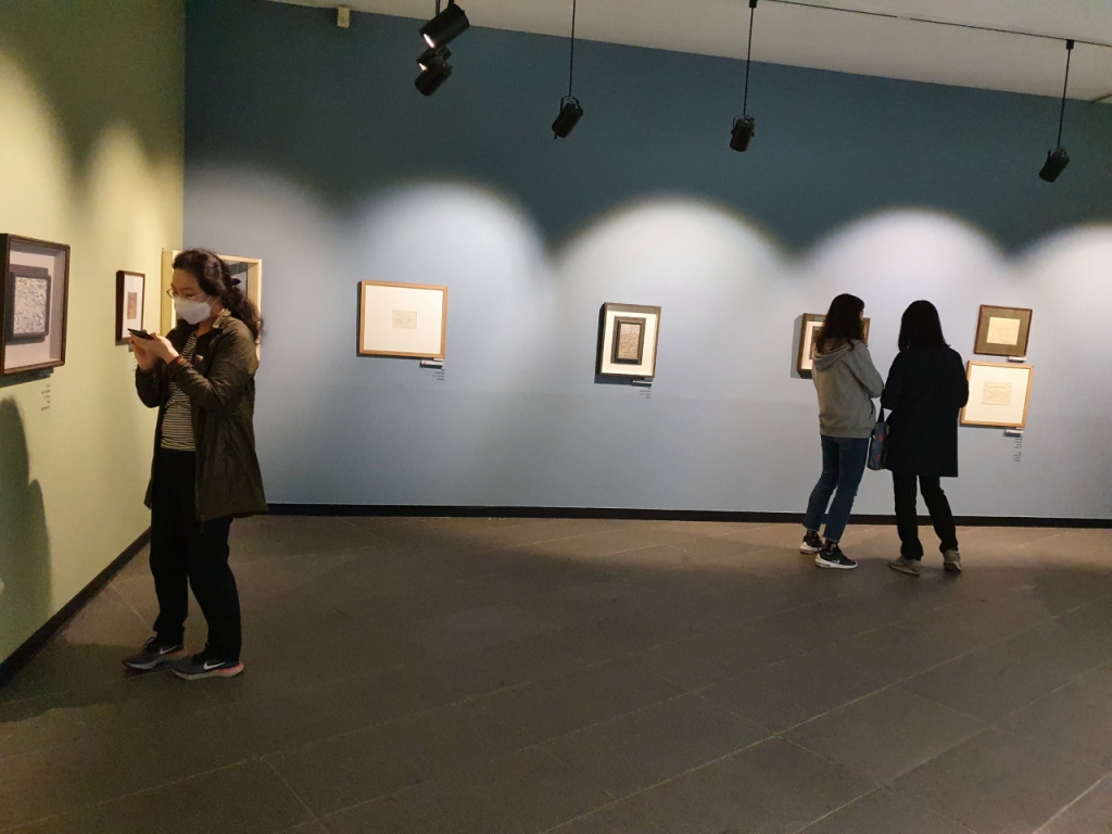 박수근의 작품들을 감상하는 관람객들. (박수근 박물관은 전시관 내 사진촬영을 금지하고 있으나 취재를 위해 협조를 얻어 촬영했다.)/사진=최민지 기자