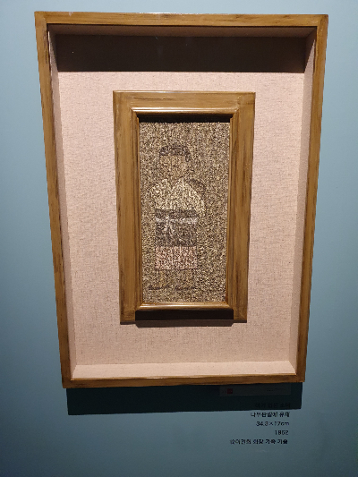 아이 업은 소녀.  