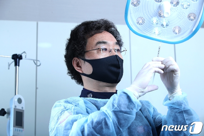 10일 오전 민복기 대구시의사회 부회장(코로나19 대책본부장)이 수술을 준비하고 있다. 2021.5.10/뉴스1 © News1 공정식 기자