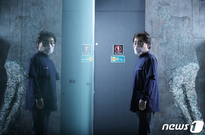 10일 오전 민복기 대구시의사회 부회장(코로나19 대책본부장)이 수술실을 나서고 있다. 뒤로 보이는 비너스상은 그의 작품으로 자신이 15년 동안 사용한 보톡스필러 약제병 활용해 밀러의 비너스상을 현대미슬로 재해석했다. 민 부회장은 "메디시티美 시리즈로 올해 6월에도 전시회를 가질 것＂이라며 ＂의료와 미술은 공존해야 한다는 생각을 가지고 있다＂고 말했다. 2021.5.10/뉴스1 © News1 공정식 기자