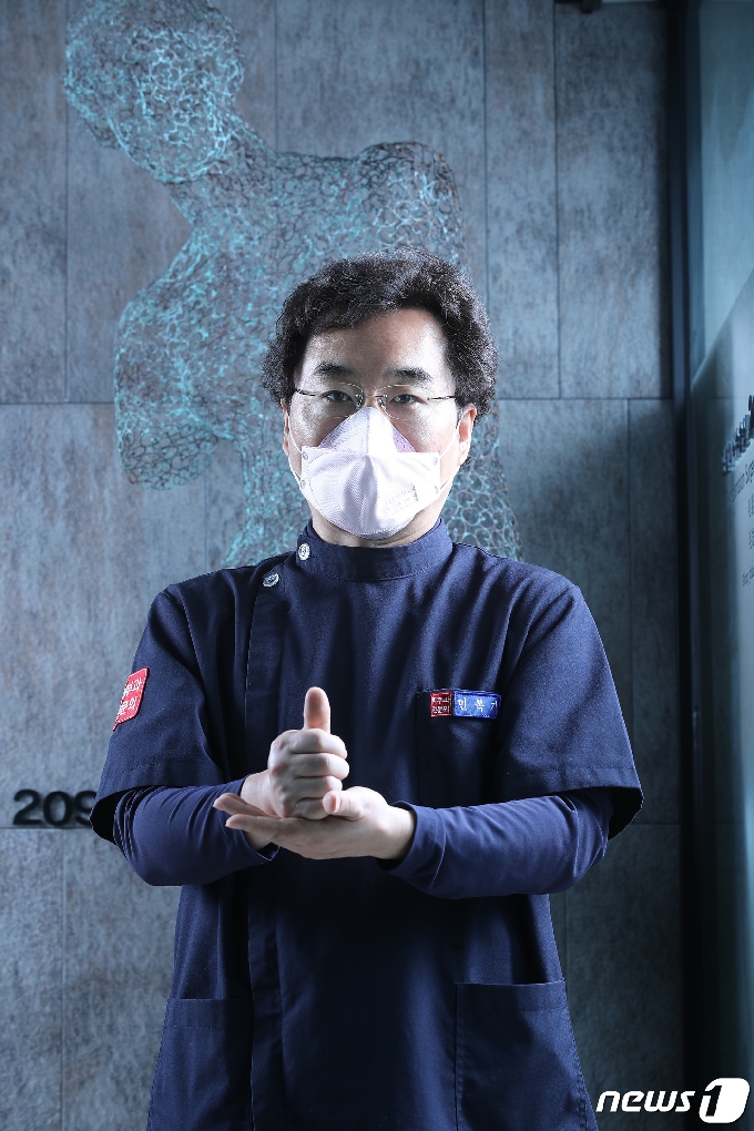 10일 오전 민복기 대구시의사회 부회장(코로나19 대책본부장)이 수술실을 나서며 '덕분에' 포즈를 취하고 있다.2021.5.10/뉴스1 © News1 공정식 기자