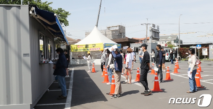 제주 지역에 이틀 연속으로 두 자릿수 확진자가 발생한 10일 오전 제주보건소 선별진료소에서 많은 시민들이 대기하고 있다.2021.5.10/뉴스1 © News1 오현지 기자