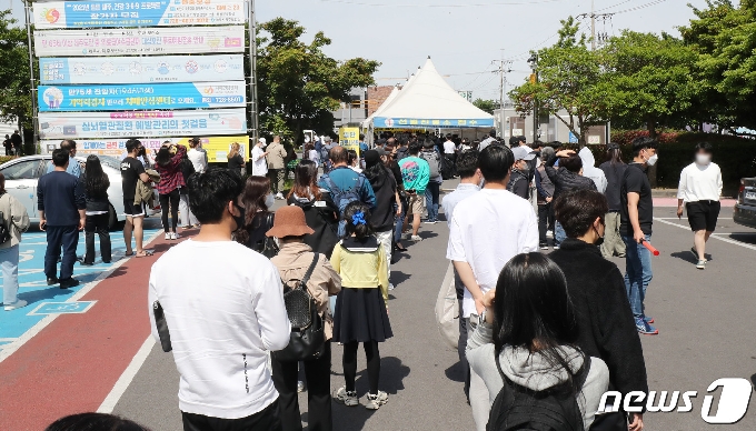 제주 지역에 이틀 연속으로 두 자릿수 확진자가 발생한 10일 오전 제주보건소 선별진료소에서 많은 시민들이 대기하고 있다.2021.5.10/뉴스1 © News1 오현지 기자