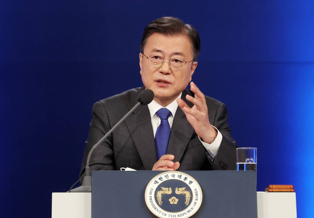  [서울=뉴시스]추상철 기자 = 문재인 대통령이 10일 오전 청와대 춘추관 대브리핑룸에서 취임4주년 특별연설을 마친 후 취재진의 질문에 답변하고 있다. 2021.05.10. scchoo@newsis.com