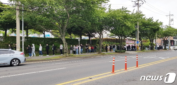11일 오전 제주보건소 밖 인도에 진단검사를 받기 위해 보건소를 찾은 사람들로 긴 대기줄이 형성돼 있다.(독자 제공)2021.5.11/뉴스1© News1
