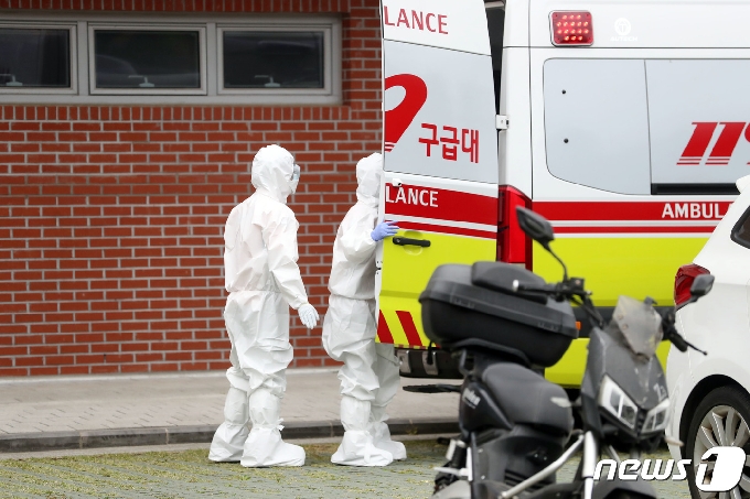 11일 오전 제주대학교 기숙사에서 119구급대원들이 신종 코로나바이러스 감염증(코로나19) 확진 판정을 받은 학생을 이송하고 있다.2021.5.11/뉴스1 © News1 오현지 기자