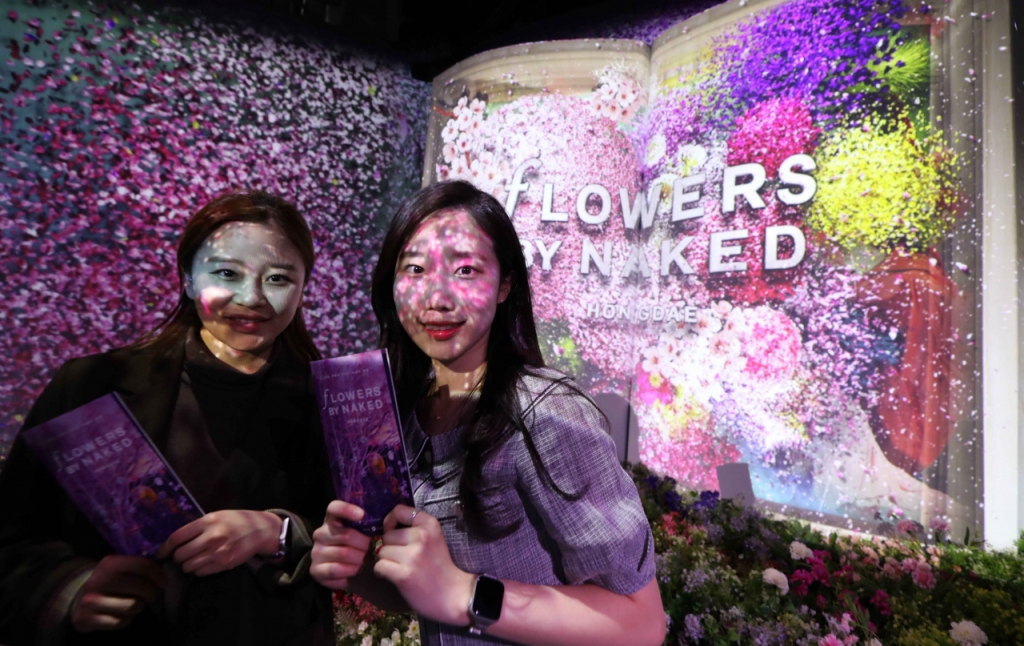 AK& 홍대점 '플라워 바이 네이키드'에서 고객들이 인증샷을 찍고 있다. /사진제공=AK플라자