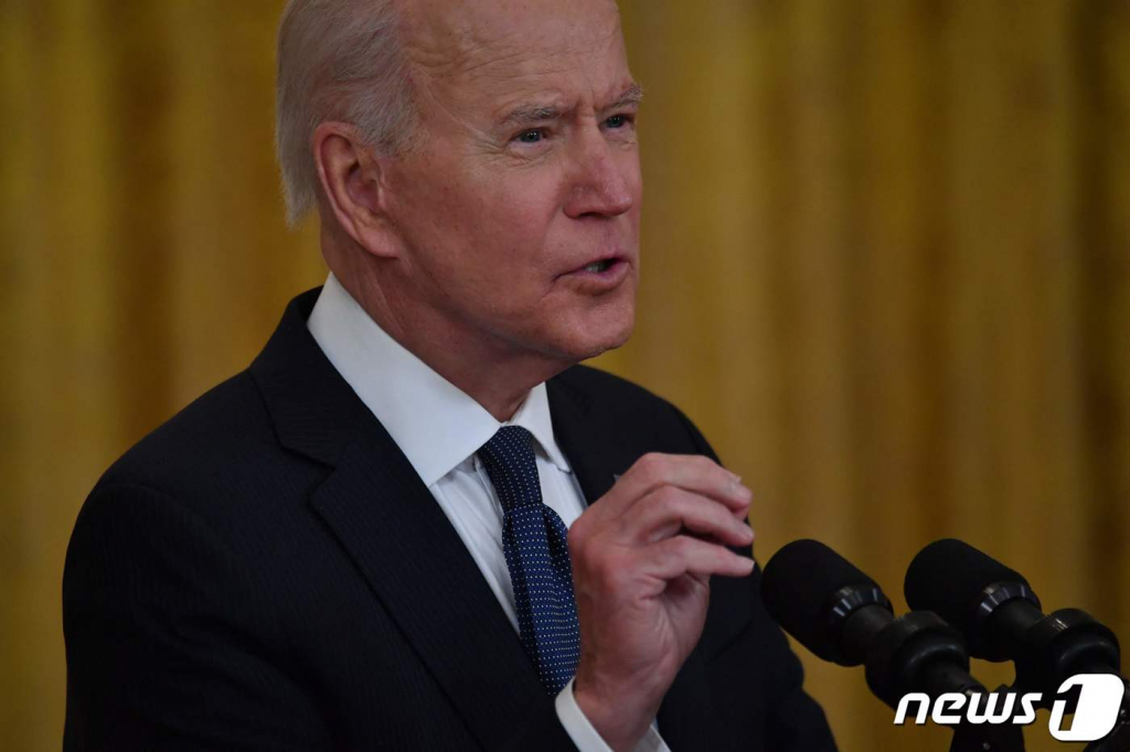 (워싱턴 AFP=뉴스1) 우동명 기자 = 조 바이든 미국 대통령이 10일(현지시간) 워싱턴 백악관에서 연설을 갖고 송유관 운영사인 콜로니얼 파이프라인의 가동이 중단된 사태를 야기한 해커들이 러시아에 있다며 해킹 방어를 위한 국제적인 연대를 강조하고 있다.  ? AFP=뉴스1  