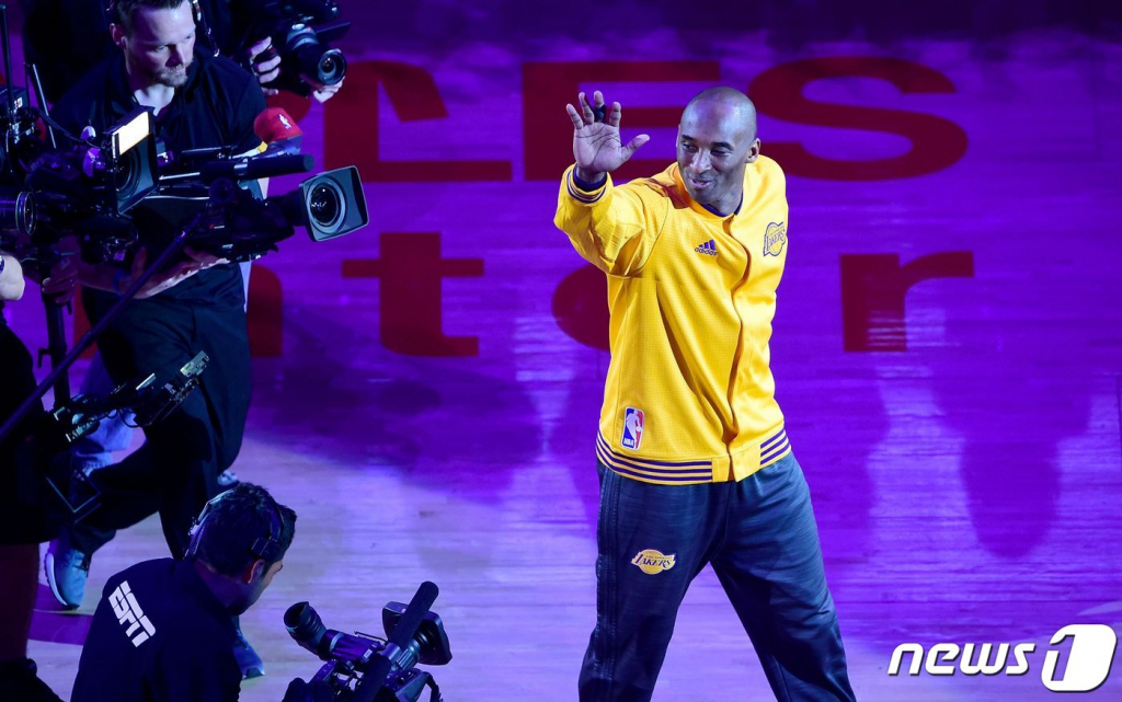 고 코비 브라이언트가 2016년 4월 13일 캘리포니아주 캘러바스에서 열린 LA레이커스와의 NBA 서부지구전 마지막 경기를 위해 코트를 누비며 팬들에게 손인사를 건네는 모습. /사진=AFP/뉴스1  