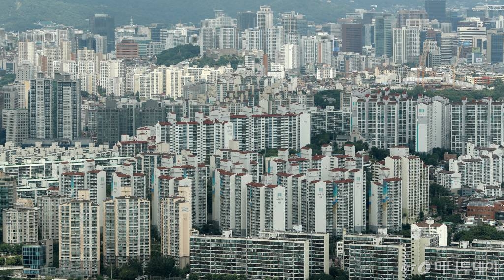 정부가 발표한 7·10 부동산 대책에 포함된 다주택자 취득세율이 주택 수에 따라 최대 12%까지 인상되는 11일 서울 여의도 63빌딩에서 바라본 도심 아파트 모습. /사진=김휘선 기자 hwijpg@