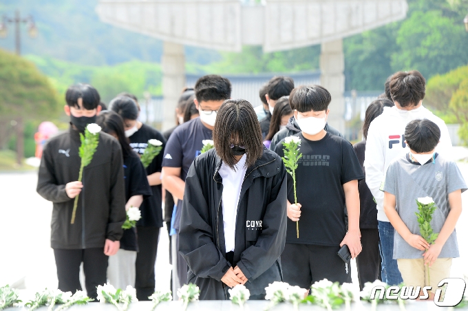 제 41주년 5·18민주화운동을 나흘 앞둔 14일 오전 광주 북구 국립5·18민주묘지에서 화순사평중학교 학생들이 오월 영령에 참배하고 있다. 2021.5.14/뉴스1 © News1 정다움 기자
