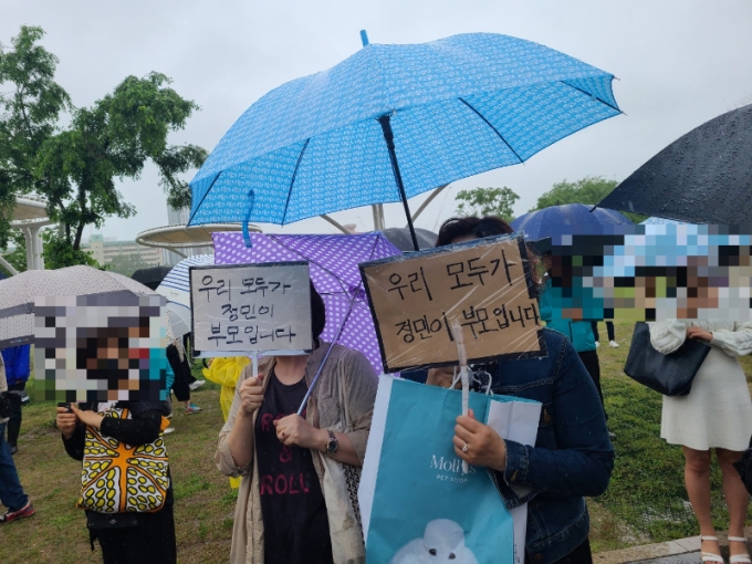 16일 반포 한강공원에 고 손정민씨를 추모하러 모인 추모객들이 놓은 꽃과 메시지들/사진=임소연 기자