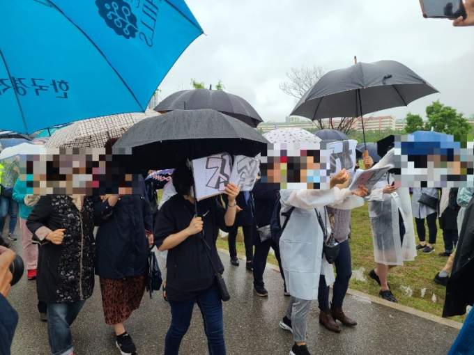 16일 반포 한강공원에 고 손정민씨를 추모하러 모인 추모객들이 서초경찰서로 행진을 주장하며 경찰 저지를 무릅쓰고 걸어가고 있다/사진=임소연 기자