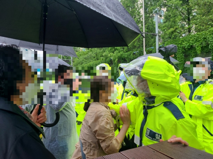 16일 반포 한강공원에 고 손정민씨를 추모하러 모인 추모객 일부가 서초경찰서로 행진하려고 하자 경찰이 저지하고 있다/사진=임소연 기자