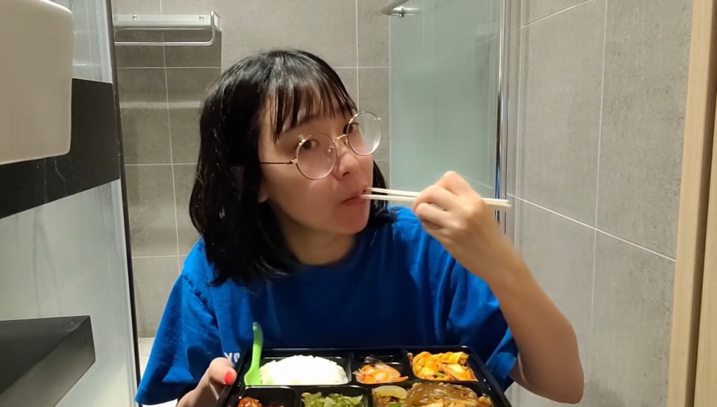 생활치료센터에서 식사중인 유튜버 햅번(김효린씨)/사진 = '따규햅번' 측 제공