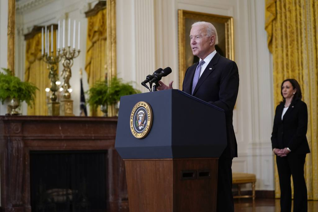  [워싱턴=AP/뉴시스] 조 바이든 미국 대통령이 17일(현지시간) 백악관에서 연설하고 있다. 바이든 대통령은 6월 말까지 미국 보건 당국이 승인한 코로나19 백신 2000만 회 접종분을 해외에 보낼 계획이라고 밝혔다. 2021.05.18