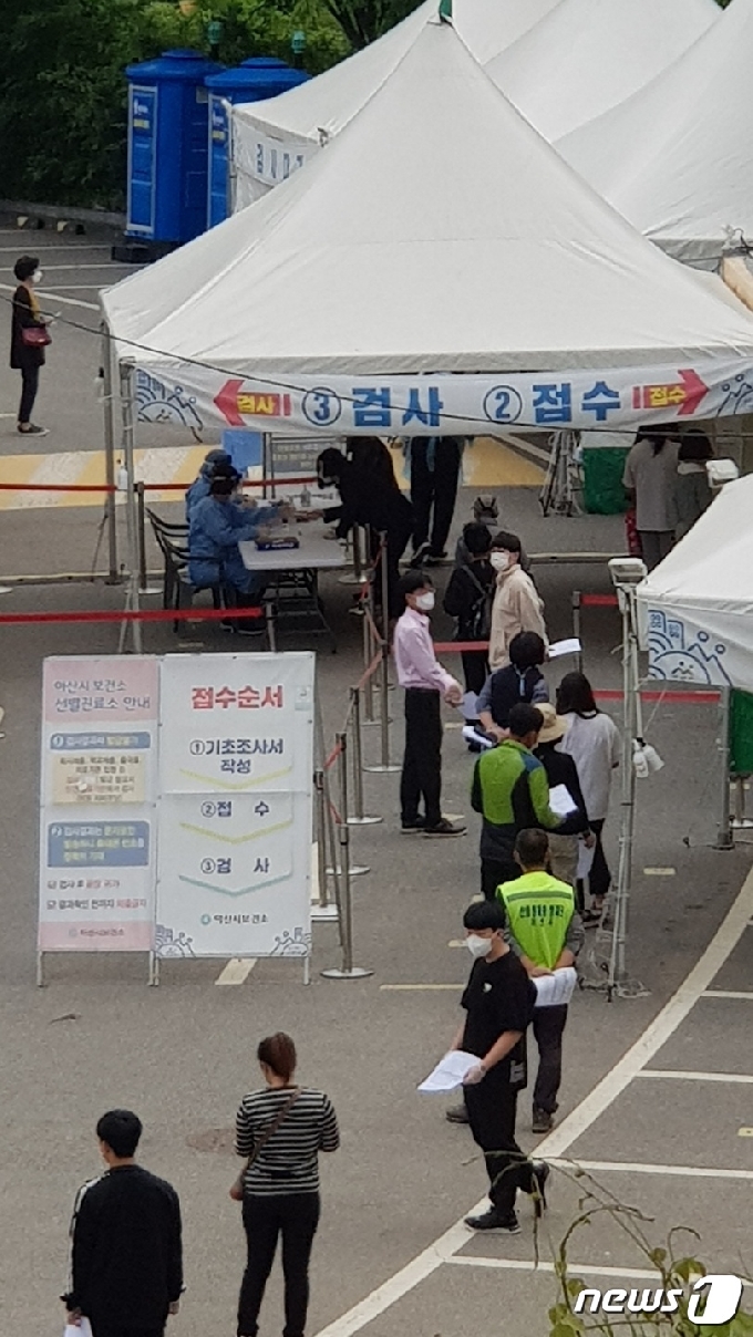 20일 아산 이순신종합운동장에 마련된 아산시 선별진료소에는 코로나19 진단검사를 받기 위한 시민들의 발길이 이어졌다.2021.5.20/뉴스1 © News1 이시우 기자