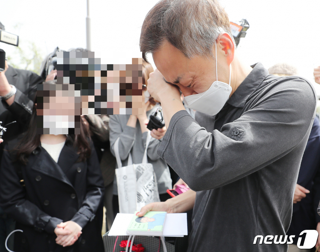 故 손정민 군의 아버지 손현씨가 어버이날인 8일 오후 서울 서초구 반포한강공원 택시승강장 앞에서 아들의 그림을 선물로 받은 후 눈물을 흘리고 있다. /사진=뉴스1