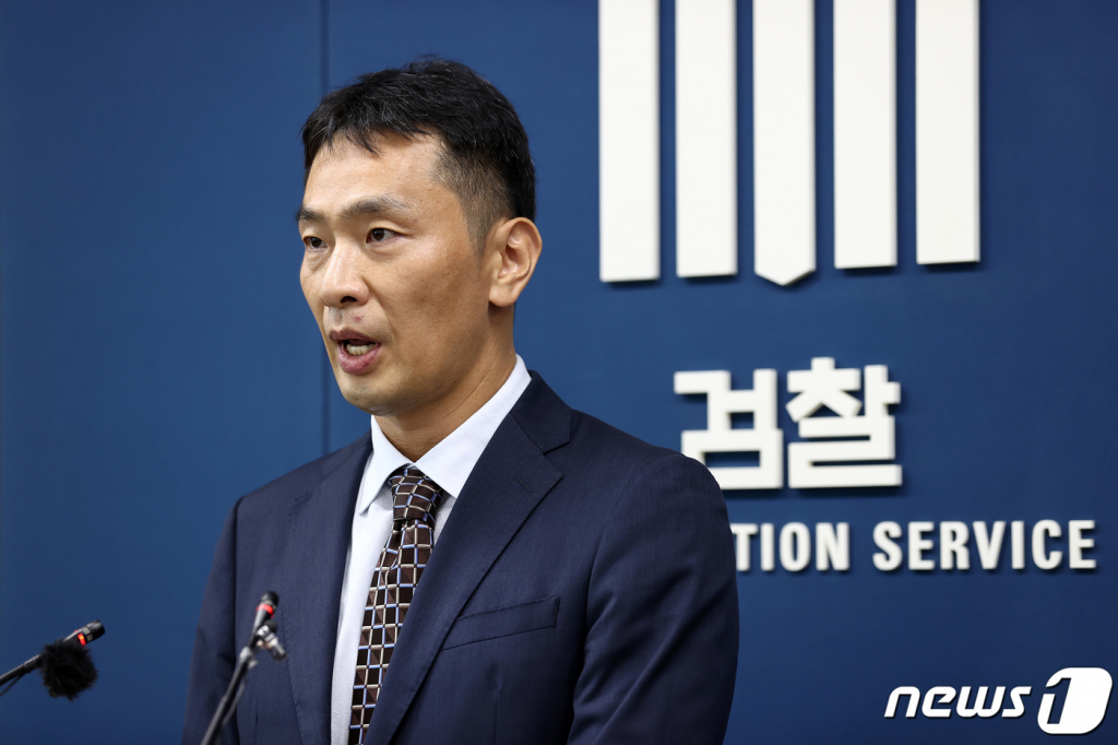 (서울=뉴스1) 이재명 기자 = 이복현 서울중앙지검 경제범죄형사부 부장검사가 1일 오후 서울 서초구 서울고등검찰청 기자실에서 '삼성 불법승계 의혹' 수사 결과를 발표하고 있다.   서울중앙지검 경제범죄조사부는 자본시장법상 부정거래·시세조종행위, 업무상 배임 등 혐의로 이재용 삼성전자 부회장(52)과 전·현직 삼성 임원 등 총 11명을 불구속 기소했다고 밝혔다. 검찰이 수사에 착수한 지 1년9개월 만이다. 2020.9.1/뉴스1  