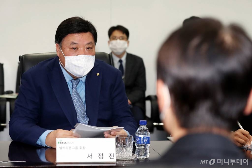 서정진 셀트리온그룹 회장이 2월 8일 오후 인천 연수구 셀트리온 제2공장에서 열린 '코로나19 항체치료제 생산 현장 점검'에서 참석자들에게 인사말을 하고 있다.  /사진공동취재단 /사진=이기범 기자 leekb@