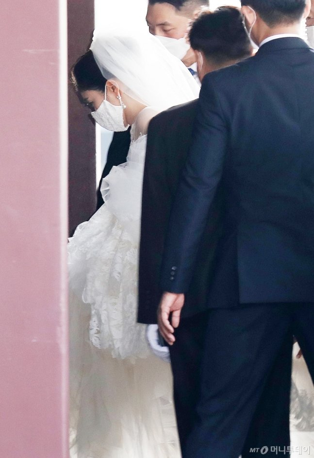 서민정 아모레퍼시픽 그룹 장녀가 지난해 10월 19일 결혼식장에 들어서는 모습/ 사진=김휘선 기자