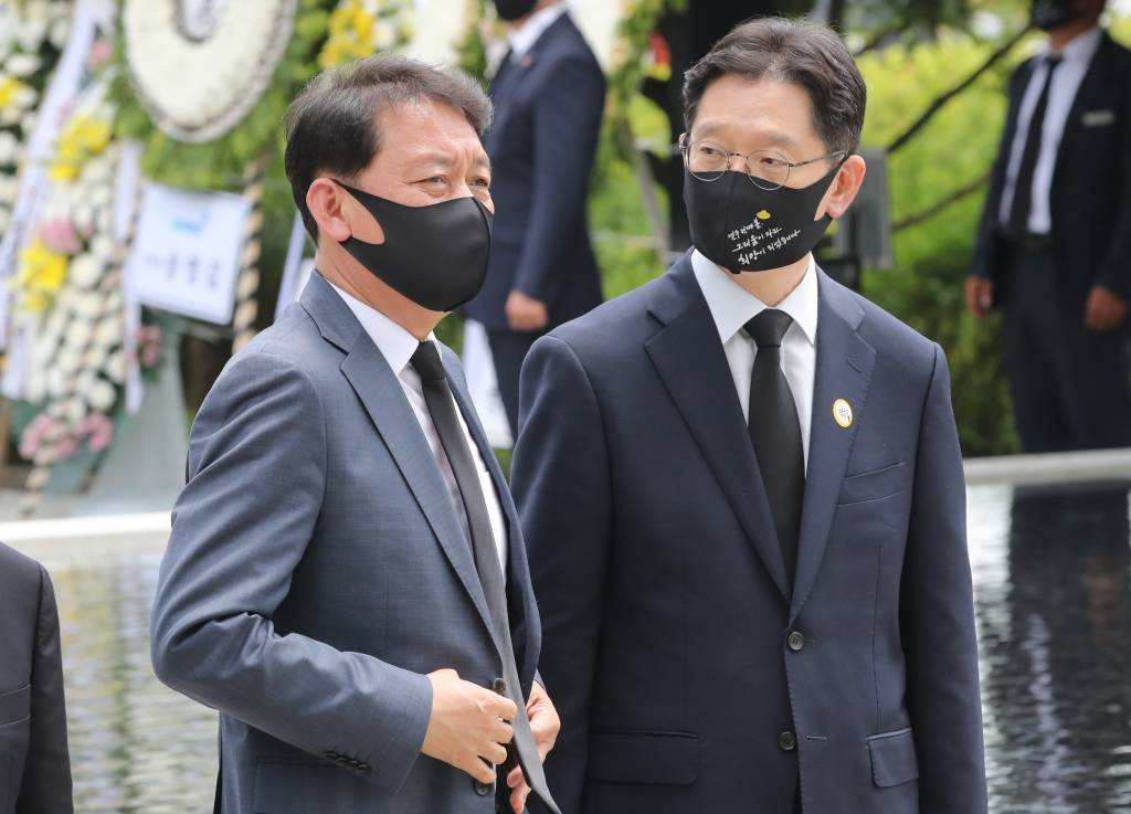  더불어민주당 이광재 의원(왼쪽), 김경수 경남도지사가 이달 23일 경남 김해시 진영읍 봉하마을에서 엄수된 노무현 전 대통령 서거 12주기 추도식에서 대화하고 있다. / 사진제공=뉴시스