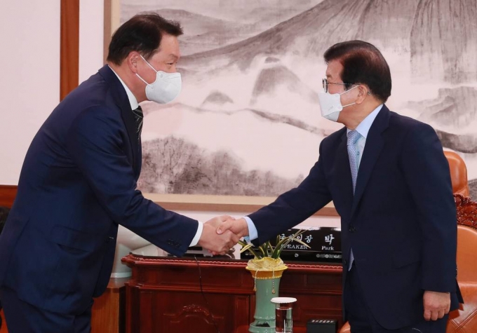  [서울=뉴시스]김진아 기자 = 최태원 대한상공회의소 회장이 13일 서울 여의도 국회 의장실에서 박병석 국회의장을 예방해 악수를 하고 있다. (공동취재사진) 2021.05.13. photo@newsis.com