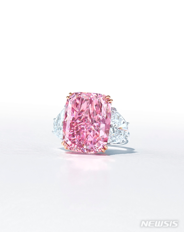 15.81캐럿 팬시 비비드 퍼플 핑크 IF 타입 2a 다이아몬드 반지./사진=뉴시스(크리스티 코리아 제공)