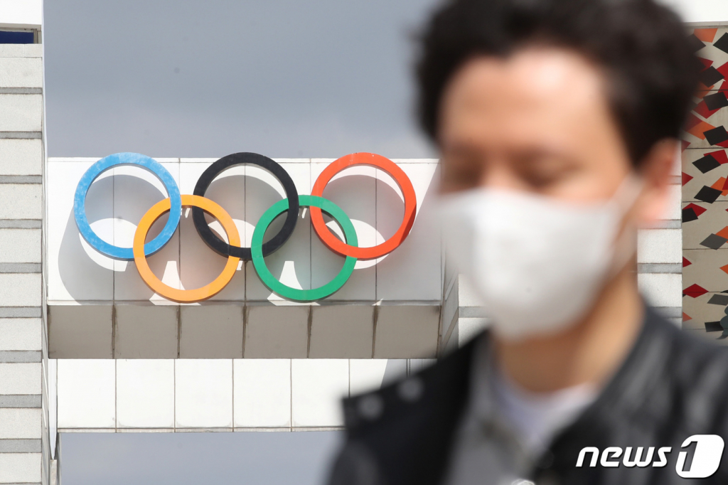 (서울=뉴스1) 임세영 기자 = 도쿄올림픽 개최를 100여일 앞두고 있는 13일 서울 송파구 방이동 올림픽공원에 설치된 오륜마크 앞을 한 시민이 지나고 있다. 교도통신에 따르면 지난달 10~12일 실시된 여론조사에서 일본 국민의 70% 이상이 올림픽 취소나 연기를 바란다는 조사 결과 나왔다. 응답자의 39.2%가 올림픽 취소를, 32.8%는 연기를 지지했다. 올림픽을 예정대로 진행해야 한다는 응답자는 24.5%에 불과했다. 이 같은 조사 결과는 최근 들어 일본 국민들 사이에서 코로나19 바이러스 확산 우려가 점점 더 높아지고 있음을 나타낸다. 2021.4.13/뉴스1  