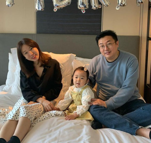 배우 이지혜와 그의 남편 문재완, 딸 태리/사진=이지혜 인스타그램