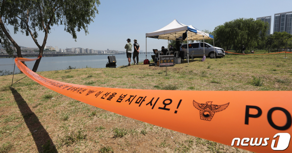 지난 19일 서울 반포한강공원 택시 승강장 인근에서 해군 군사경찰들이 고 손정민씨 친구의 휴대전화를 수색하고 있다./사진=뉴스1