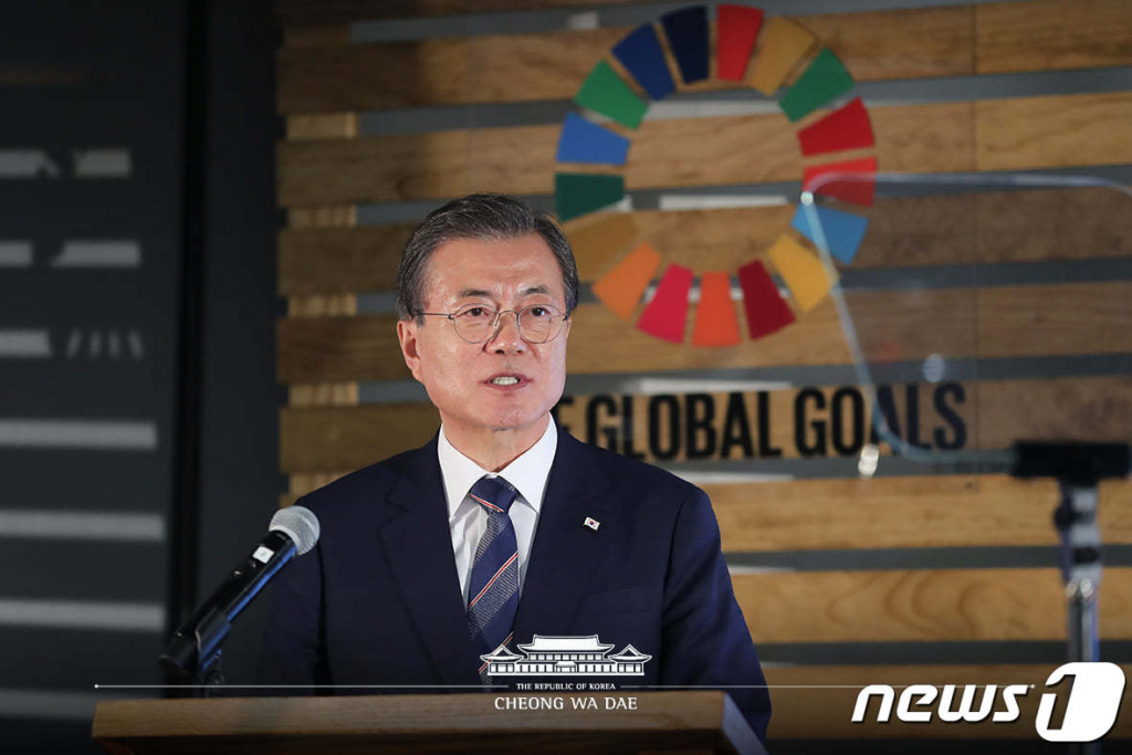 문재인 대통령이 23일 오후(현지시간) 뉴욕 허드슨 야드에서 열린 P4G(녹색성장 및 글로벌목표 2030을 위한 연대) 정상회의 준비행사에서 기조연설을 하고 있다. (청와대 페이스북) 2019.9.24/뉴스1