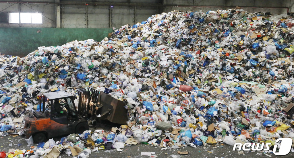 (서울=뉴스1) 송원영 기자 =  16일 오후 서울 송파구 송파자원공원에서 직원들이 일회용 재활용품 선별 작업을 하고 있다. 사회적 거리두기 상황에서 배달음식이용 및 택배물량의 급증으로 플라스틱 일회용품의 사용이 늘어 쓰레기의 양은 늘어가고 있다. 2021.2.16/뉴스1  