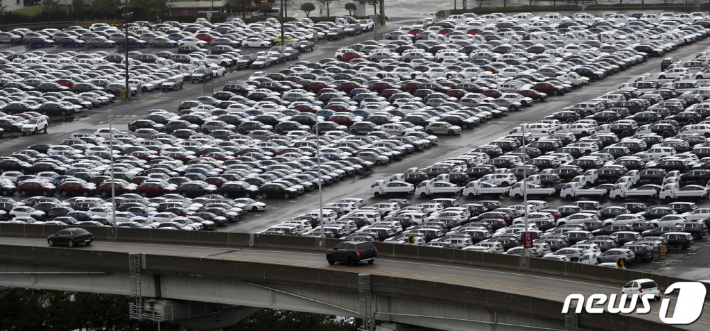 (울산=뉴스1) 윤일지 기자 = 이날 현대자동차 울산공장 수출 선적부두 인근 야적장에 완성차들이 대기하고 있다. 2021.5.16/뉴스1  