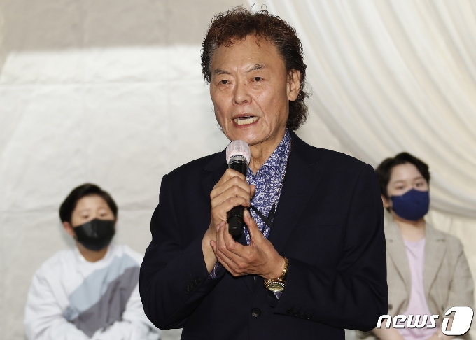 권일수 감독이 26일 오후 서울 강남구 영동 프리마호텔에서 열린 영화 ‘소년 김두한’ 제작발표회에 참석해 인사말을 하고 있다. 2021.5.26/뉴스1 © News1 권현진 기자