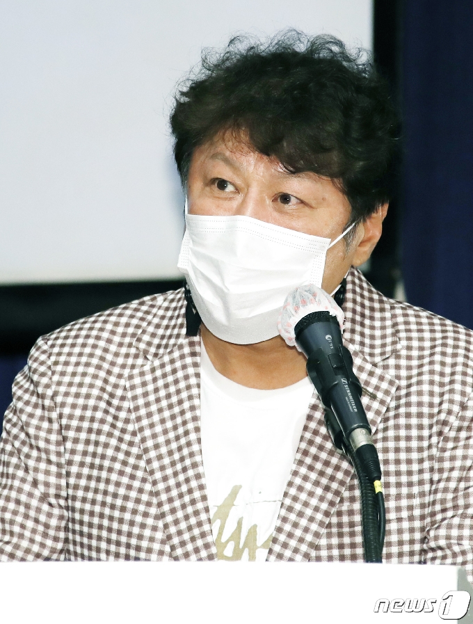 배우 김정균이 26일 오후 서울 강남구 영동 프리마호텔에서 열린 영화 ‘소년 김두한’ 제작발표회에 참석해 진행을 보고 있다. 2021.5.26/뉴스1 © News1 권현진 기자