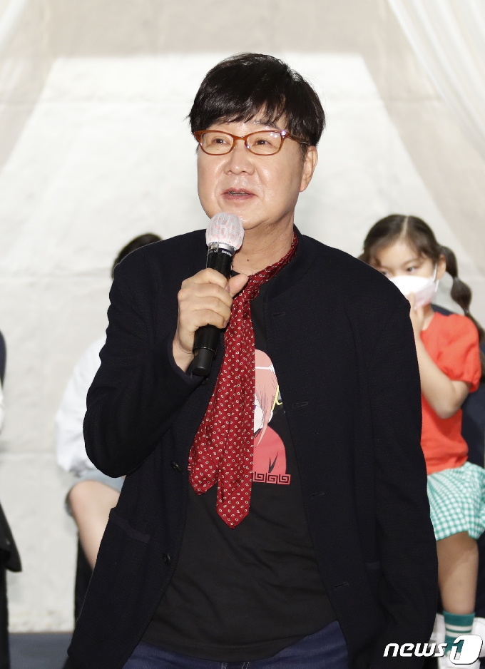 방송인 임백천이 26일 오후 서울 강남구 영동 프리마호텔에서 열린 영화 ‘소년 김두한’ 제작발표회에 참석해 인사말를 하고 있다. 2021.5.26/뉴스1 © News1 권현진 기자