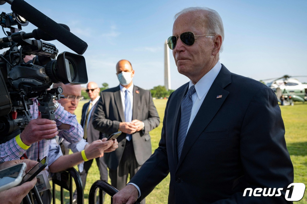 (워싱턴 AFP=뉴스1) 우동명 기자 = 조 바이든 미국 대통령이 25일(현지시간) 델라웨어로 가기 위해 워싱턴 백악관을 나서면서 취재진을 만나고 있다.  ? AFP=뉴스1  