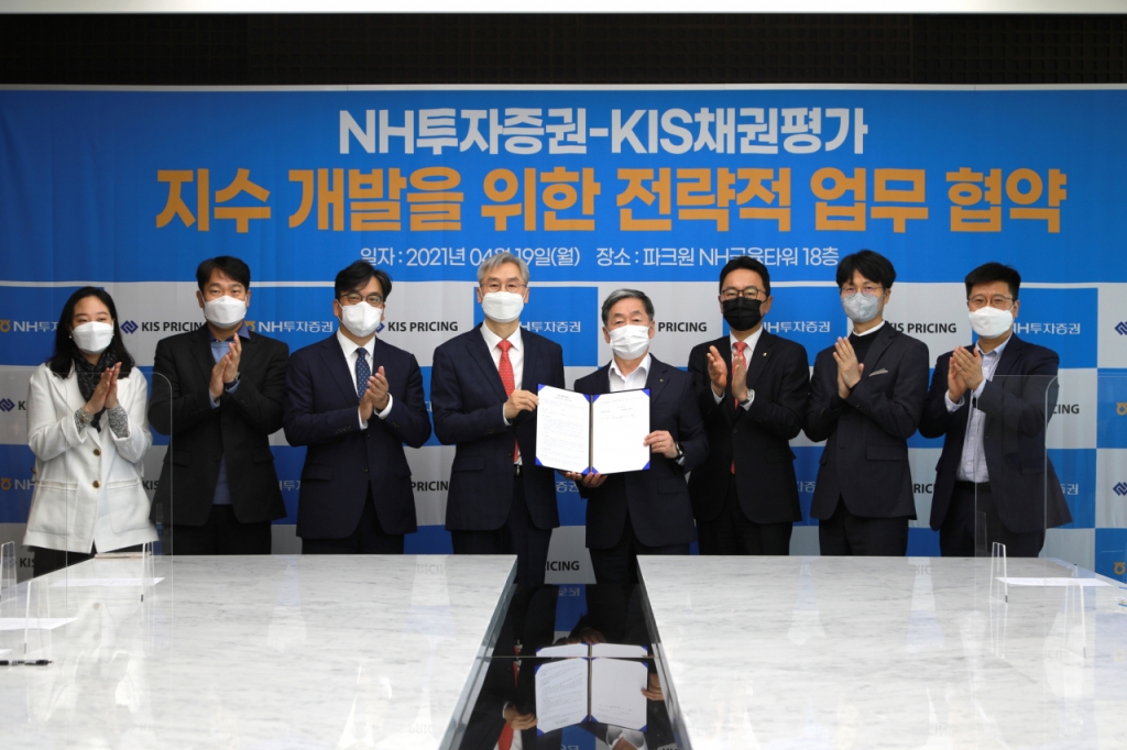 NH투자증권은 19일 여의도 NH투자증권 파크원 신사옥에서 KIS채권평가와 '전략적 지수사업 제휴 협약(MOU)'을 체결했다. (왼쪽네번째부터) KIS채권평가 윤기 대표와 NH투자증권 정용석 부사장이 임직원들과 업무협약 기념촬영을 하고 있다. /사진제공=NH투자증권