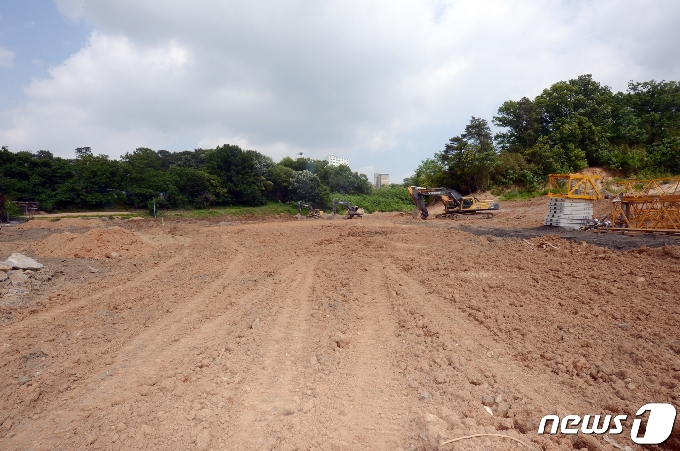 광주 서구는 농지법 위반, 불법 형질변경 등의 혐의로 입건된 축구선수 기성용과 그의 아버지 기영옥 전 광주FC단장이 취득한 농지 일부를 대상으로 불법 형질 변경 원상복구 명령을 내렸다. 사진은 27일 오후 서구 금호동 소재 해당 농지에서 원상복구 작업이 마무리되어 가는 모습.2021.5.27/뉴스1 © News1 정다움 기자