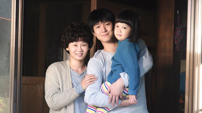 tvN 드라마 '응답하라 1988' 속 배우 김선영과 선우(고경태), 진주(김설)의 모습/사진=tvN '응답하라 1988' 공식 홈페이지 