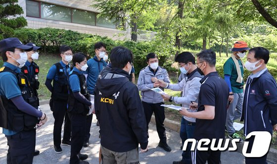 23일 경북 포항남부경찰서 방범순찰대 등이 남구 포항공대 인근 주차장에서 지난달 7일 실종된 윤 모씨(28)의 수색작업에 앞서 사전 회의를 하고 있다. /사진=뉴스1