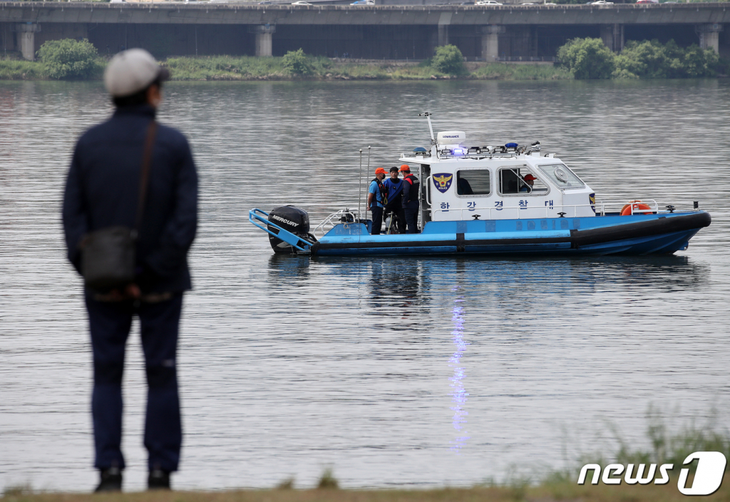 한강에서 실종된 뒤 숨진 채 발견된 의대생 故 손정민 씨 사건 관련 경찰 수사가 진행 중인 28일 오후 서울 반포한강공원 수상택시 승강장 인근에서 수색 작업이 계속되고 있다. 2021.5.28/사진 = 뉴스1