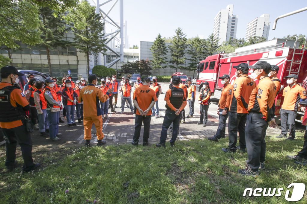 22일 경북 포항남부소방서 119구조대와 의용소방대원들이 포항공대 인근에서 지난달 7일 실종된 윤 모씨(28)의 수색작업을 앞두고 회의를 하고 있다. 2021.5.22/사진 = 뉴스1  